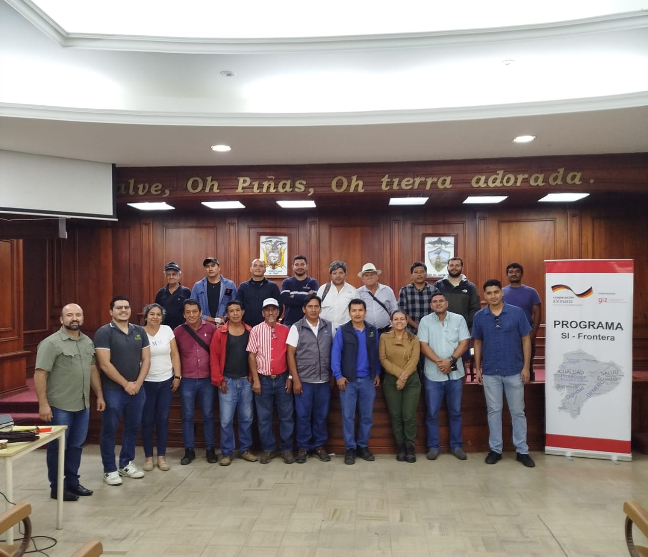 Grupo de participantes en Piñas con banner GIZ